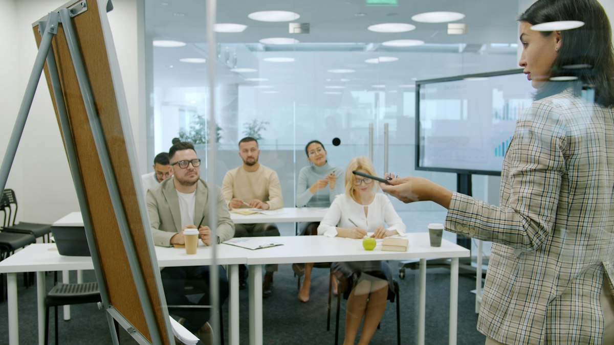 Formatrice animant une session devant un groupe de professionnels