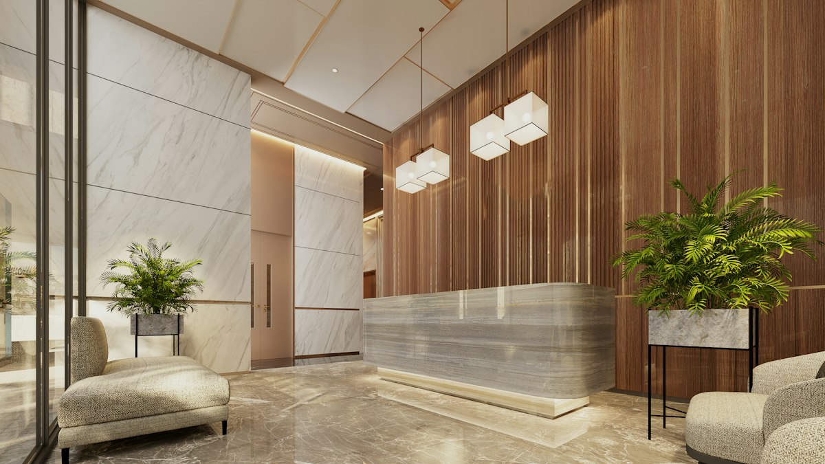 Comptoir de réception d'un hôtel, en marbre et bois clair