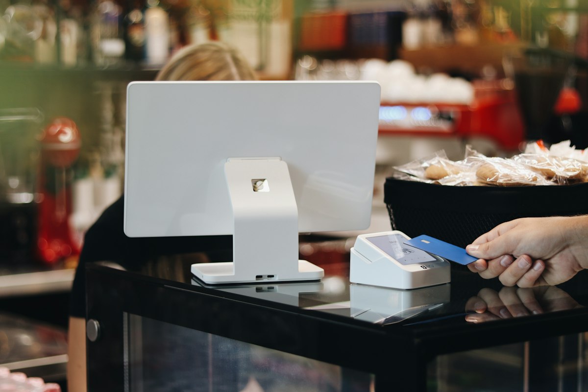 Paiement sans contact sur un terminal de point de vente, dans un commerce de proximité
