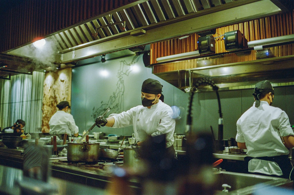 Brigade de cuisine en plein service dans un restaurant